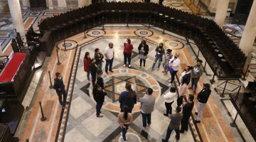 foto aérea com alunos e pessoas em circulo conversando na bolsa #paratodosverem