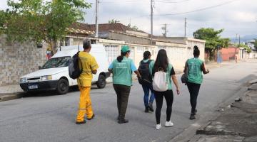 agentes de combate a endemias uniformizados e funcionário da terracom caminham em rua. #paratodosverem 