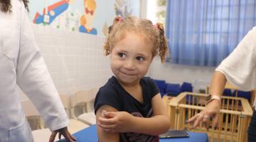 Mais de 90 doses são aplicadas na volta da vacinação nas escolas municipais de Santos
