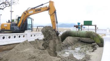 braço de escavadeira está lotado de areia removida de fundo de canal. #paratodosverem