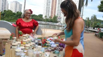 Expositores no Dia do Povo Cigano. #Paratodosverem