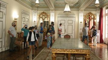 pessoas visitam salão nobre do palácio josé bonifácio. #paratodosverem