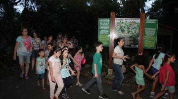 crianças participam de passeio noturno no parque #pracegover 