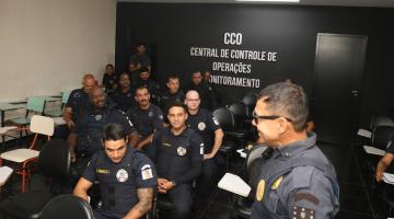 guardas estão sentados em sala participando de palestra. #paratodosverem 