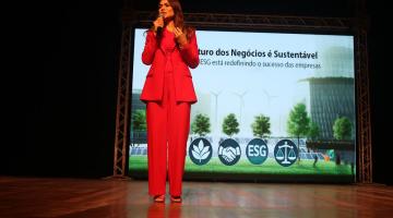 pessoa em pé falando em um palco #paratodosverem