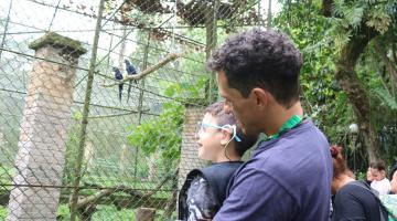 Visita monitorada ao Orquidário atrai atenção de crianças surdas em Santos