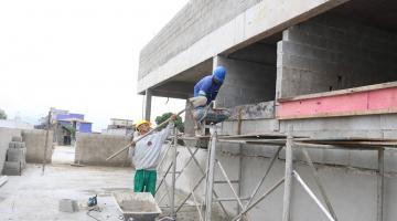 operários atuando no prédio #paratodosverem