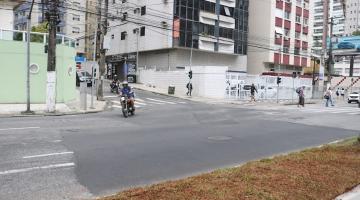 trecho de avenida recém-asfaltada. #paratodosverem