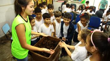 Estudantes aprendem a fazer composteira no Botânico