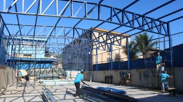 Obra de construção da quadra. #Paratodosverem
