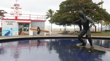 Fachada da Escola de Surf de Santos. #Paratodosverem