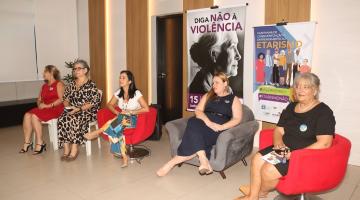 pessoas sentadas em debate #paratodosverem 