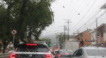 vidro de carro molhado pela chuva #paratodosverem 