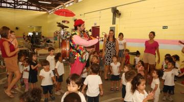 Crianças aprendem e se divertem com música em projeto de escola municipal de Santos