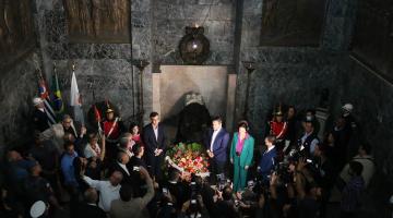 imagem aérea de autoridades depositando flores em pantheon. #paratodosverem