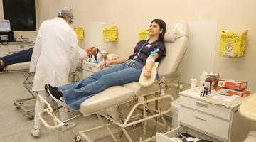 pessoas doando sangue #paratodosverem 