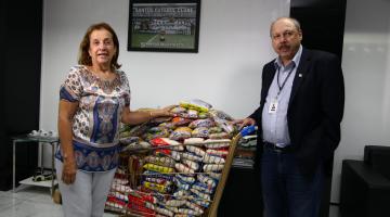 Santos FC entrega 200kg de alimentos ao Fundo Social 