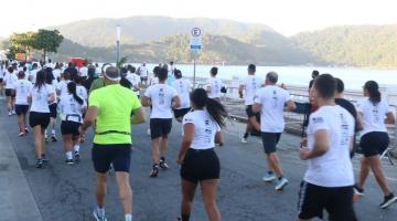 Largada de corrida junto ao Aquário. #Paratodosverem