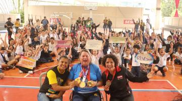 Campeãs com os alunos. #Paratodosverem.