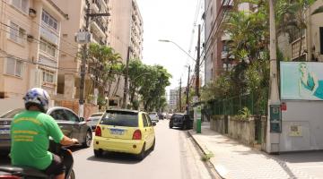Troca de rede de água antecede revitalização da Rua Azevedo Sodré, em Santos