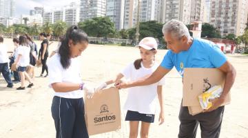 alunos recolhem lixo e colocam em sacolas #paratodosverem