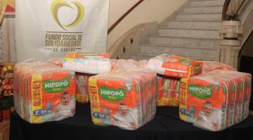 fraldas descartáveis sobre uma mesa. #paratodosverem
