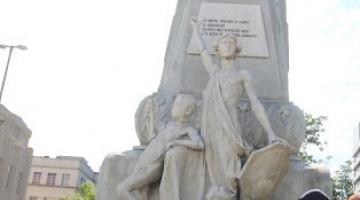 guardas depositam flores em monumento #paratodosverem