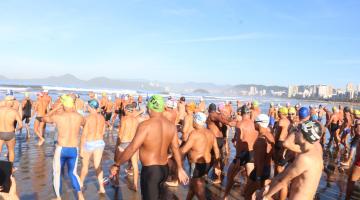 competidores se lançam ao mar #paratodosverem