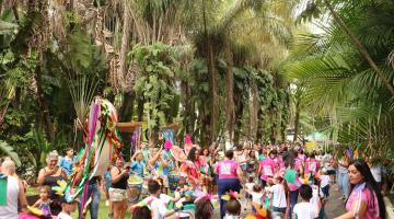 Crianças caem na folia e desfilam no Jardim Botânico de Santos