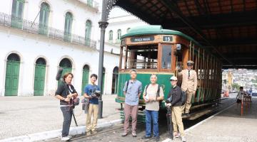 TV japonesa grava documentário em Santos sobre os bondes e a ligação com o café