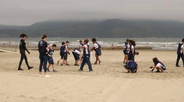 Alunos de escola municipal aprendem e colaboram com a limpeza da praia em Santos