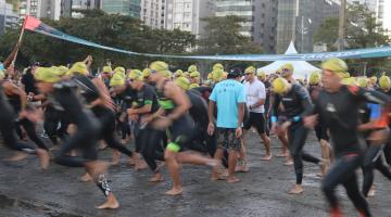 atletas correm para o mar em prova de natação. #paratodosverem