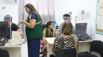 pessoas sendo atendidas por equipes sociais #paratodosverem 