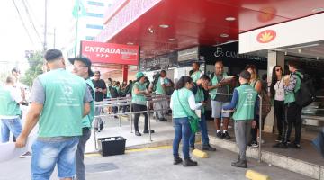 agentes de combate à dengue concentrados em centro comercial. #paratodosverem