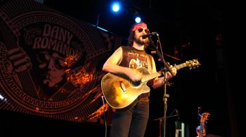 Dany Romano faz show acústico em prol de campanha de Páscoa 