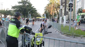 agente da cet em avenida diante de corrida de bicicleta. #paratodosverem
