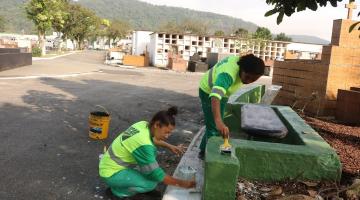 operárias fazem zeladoria em cemitério #paratodosverem 