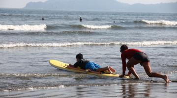 Escola radical tem vagas de surfe para pessoas com deficiência  