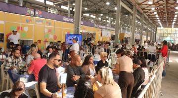 praça de alimentação lotada. #paratodosverem