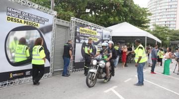 agentes abordam motoqueiros na blitz #paratodosverem 