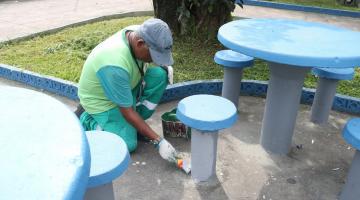 Funcionário faz pintura em praça. #Paratodosverem