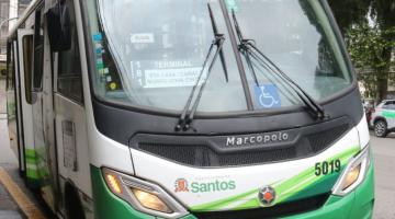 ônibus parado no ponto #paratodosverem