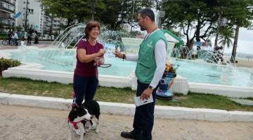 agente entrega material educativo a senhora #paratodosverem