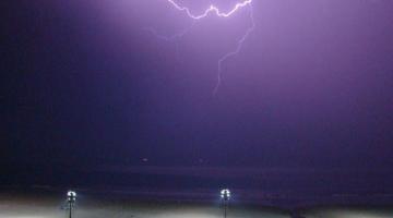 Fique atento às dicas para evitar problemas com raios. Receba alertas de tempestade