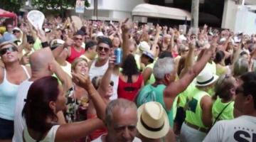 público pula carnaval em rua. #paratodosverem