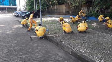 trabalhadores fazendo raspação em calçada #paratodosverem