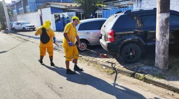 dois homens rapam calçada e meio-fio. #paratodosverem 