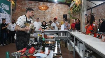 chef fala durante preparado de comida para espectadores. #paratodosverem