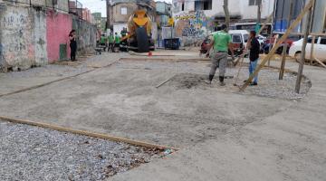 trecho de calçada sendo concretado. #pararodosverem 