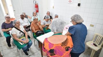 alunos acompanham a aula #paratodosverem